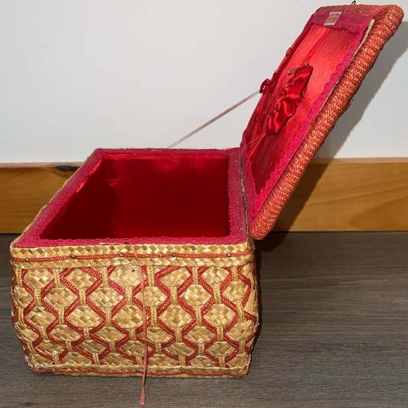 Vintage Wicker Sewing Box - Picture 5 of 13